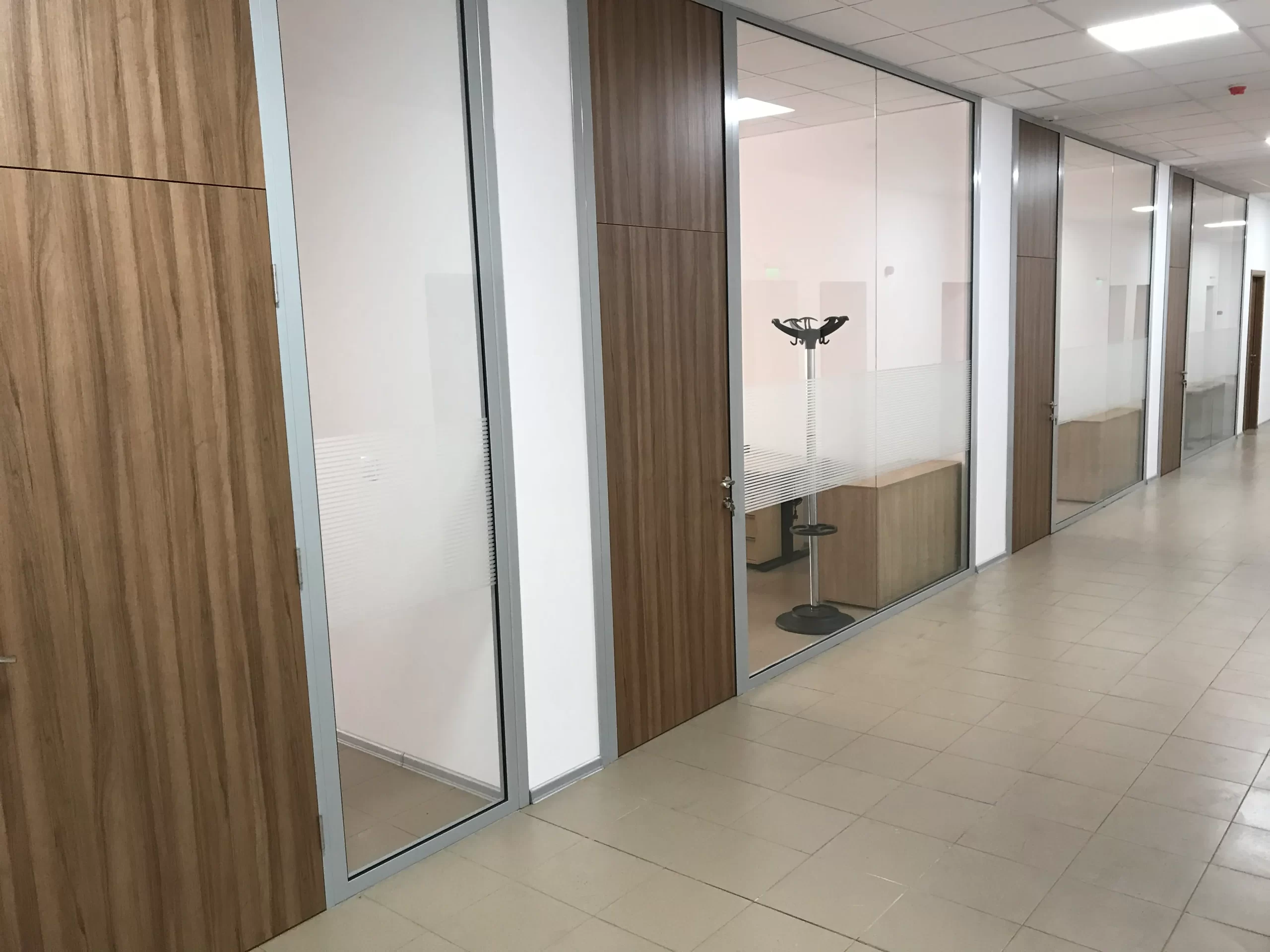 Завършен офис интериор със стъклени прегради и дървесни облицовки